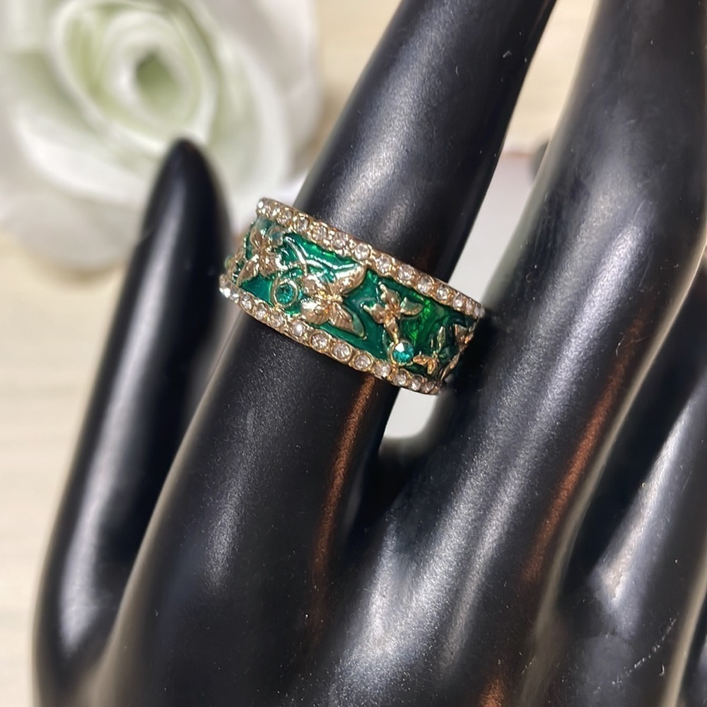 Elegant Butterfly Crystal Green Band Gold Ring - Picture 10 of 11